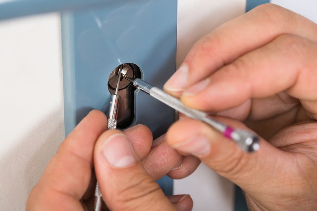 Cerrajero abriendo puerta