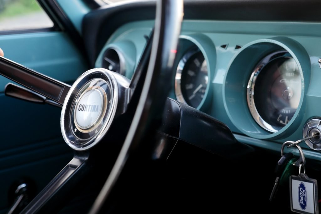 Interior de un carro con las llaves puestas