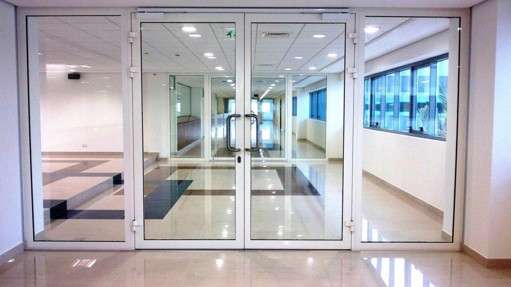 Puertas de vidrio de una oficina