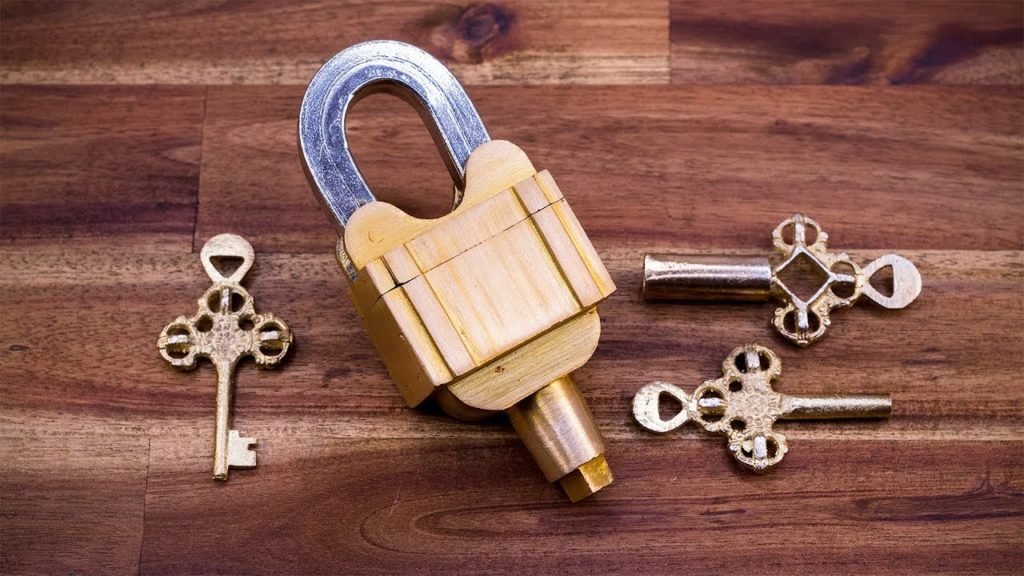 Candado de seguridad con llaves antiguas