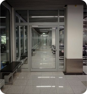 Puerta de vidrio automática de un edificio