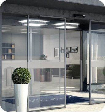 Puerta corrediza automática de vidrio en una oficina